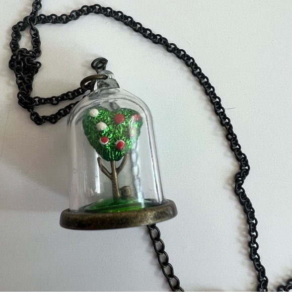 Disney Alice in Wonderland Necklace - Picture 2 of 4